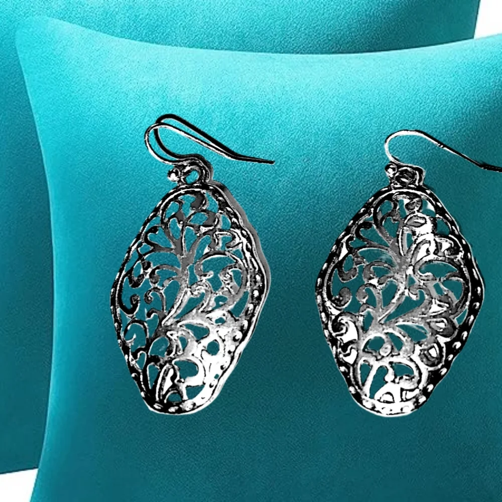 👣4/$20. Silver Tone Dangling Earrings - Picture 1 of 5